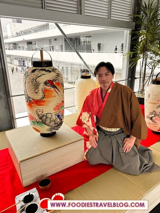 Japanese artist paints the lantern