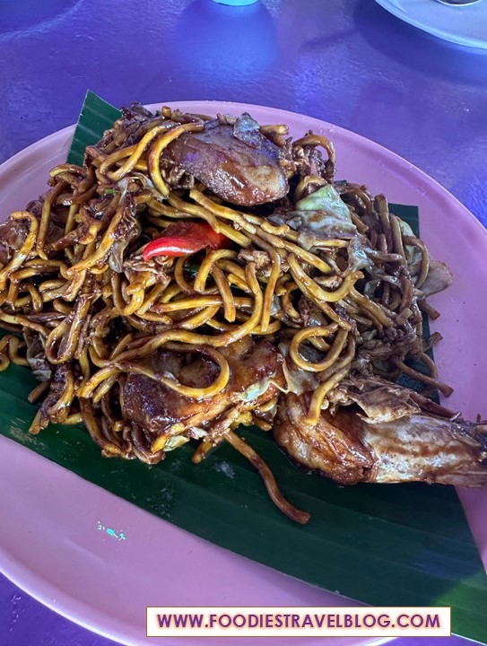 Fried Seafood Noodles in Restaurant Seafood Sim Sim 88, Sandakan
